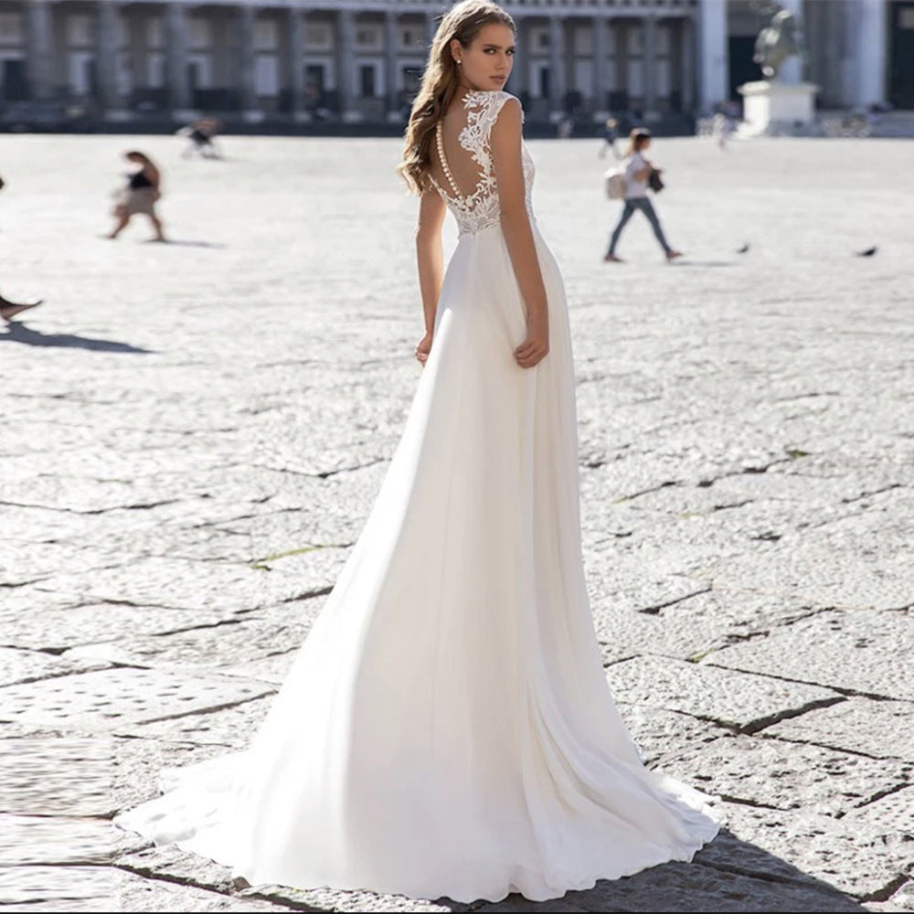 Une robe de mariée en mousseline série A, col en V, manches longues