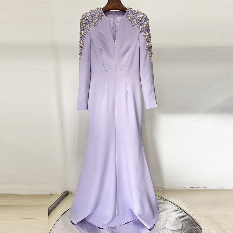 Robe à traîne courte fendue sur le devant, ornée de perles industrielles et de diamants