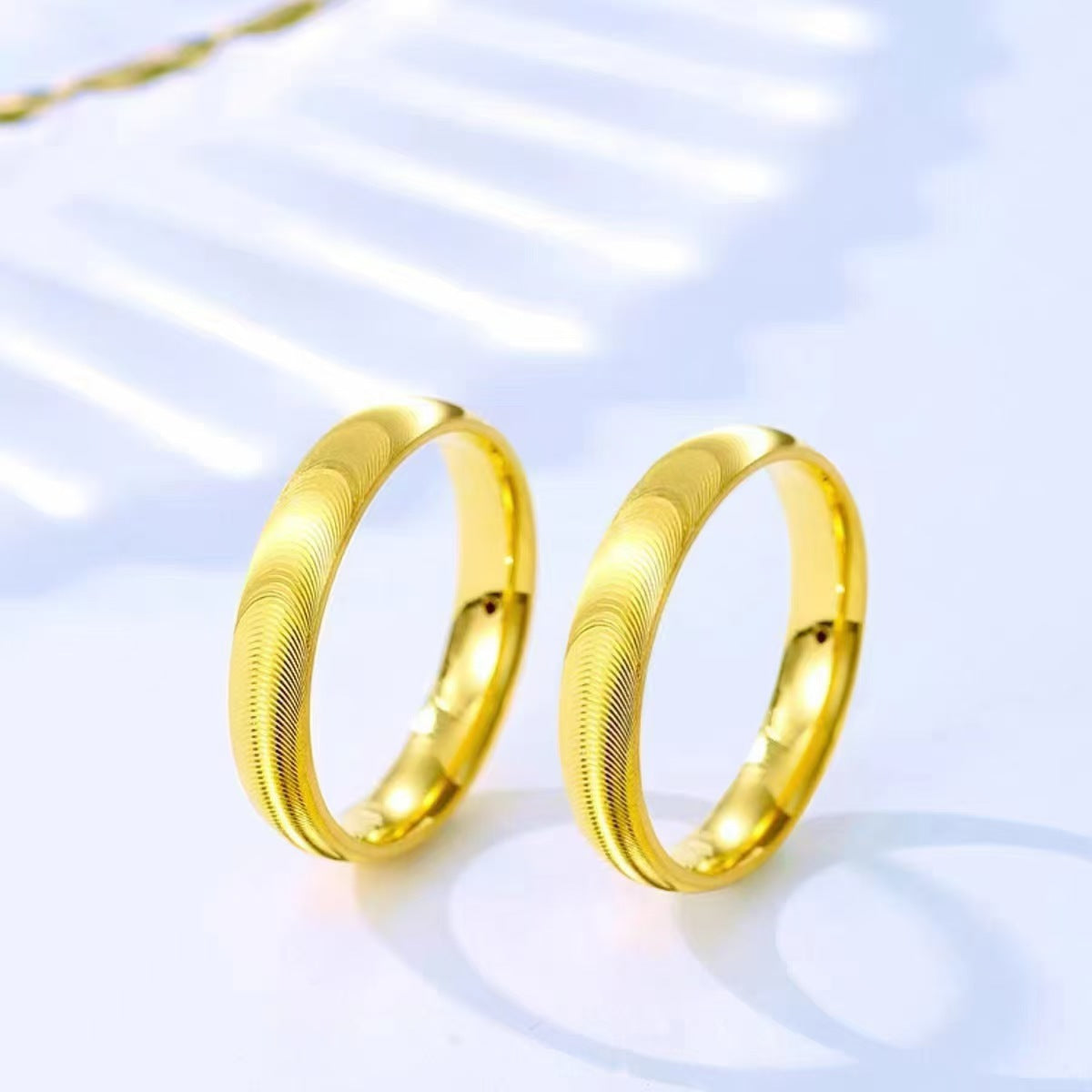 Bagues de couple simples et élégantes