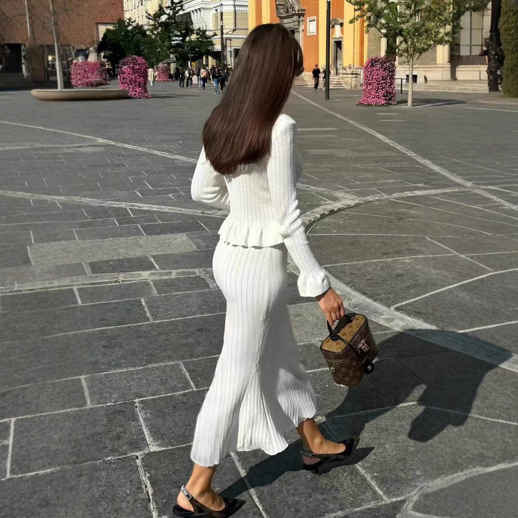 Ensemble de tailleur avec ourlet à volants et col en V.