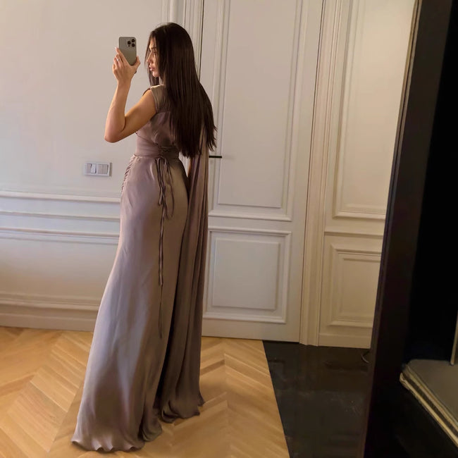 Robe de soirée en satin avec ruban plissé Main Image