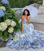 Robe en organza fleurie à épaules dénudées avec jupe longue et laçage.