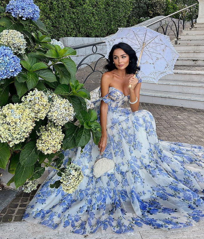 Robe en organza fleurie à épaules dénudées avec jupe longue et laçage.
