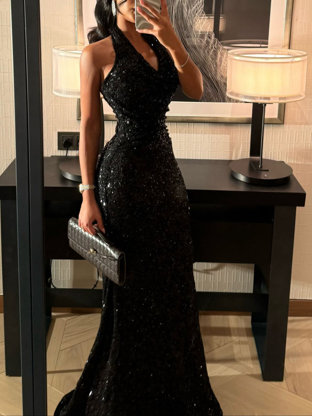Robe sirène noire à paillettes, dos nu et détails scintillants