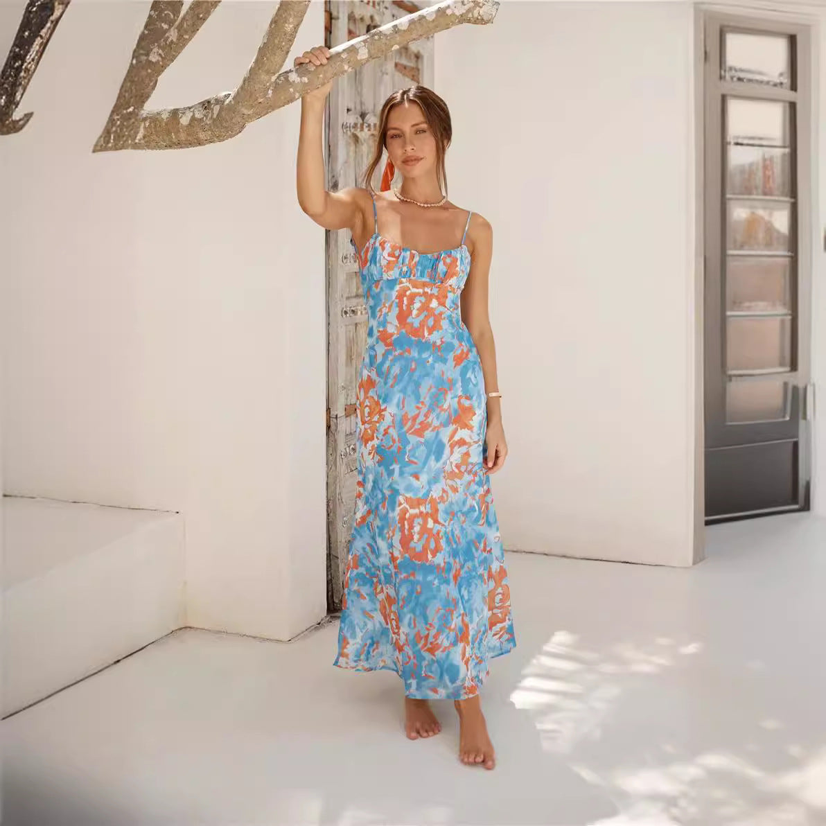 Robe à fines bretelles décolletée dos nu pour femme