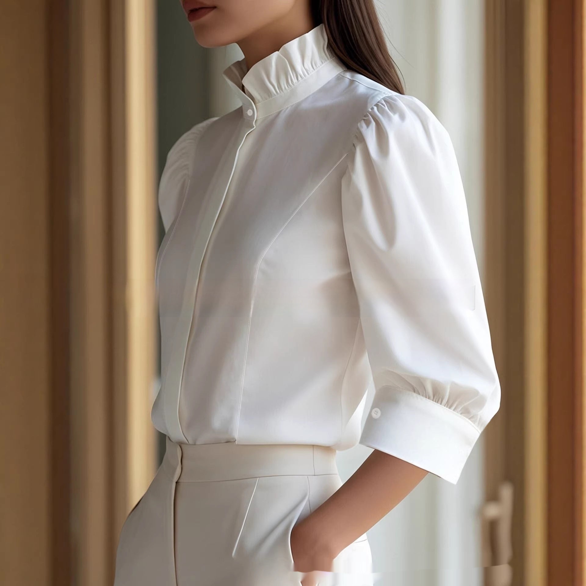 Chemisier à col montant minimaliste, flatteur et polyvalent pour femme