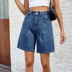 Short en jean pour femme avec taille ajustable, modèle tendance pour l'été.