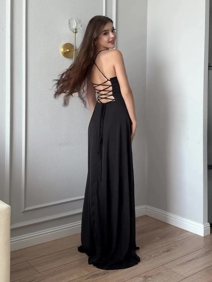 Robe noire dos nu à fines bretelles