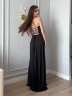Robe noire dos nu à fines bretelles