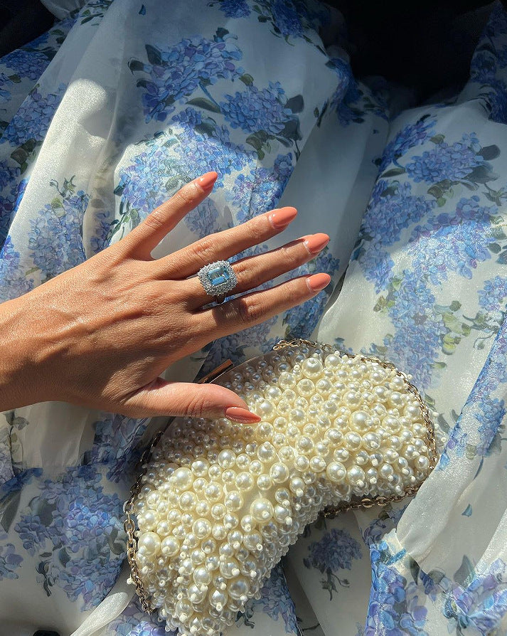 Robe en organza fleurie à épaules dénudées avec jupe longue et laçage.
