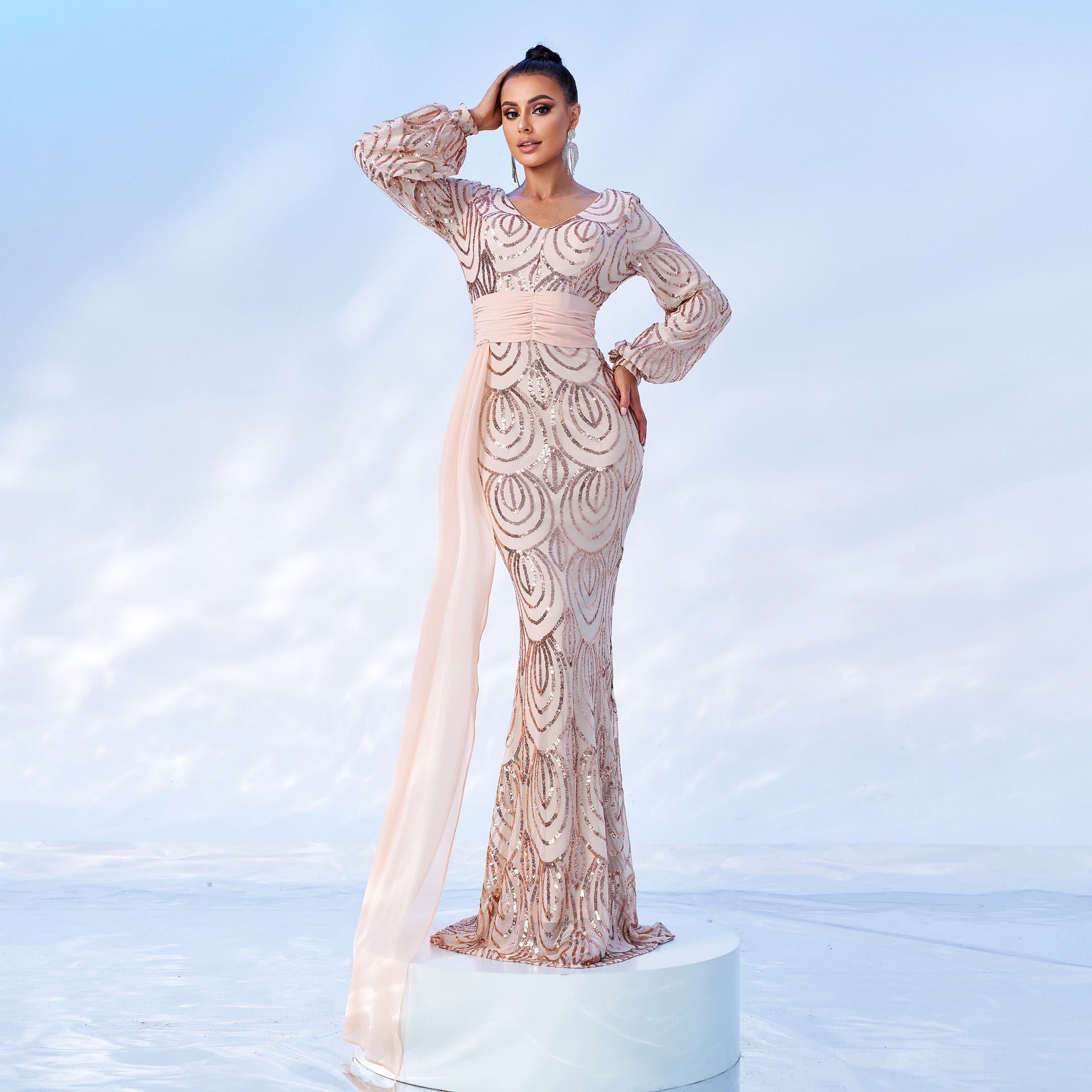 Robe de soirée longue à sequins, manches longues, col en V, avec ruban