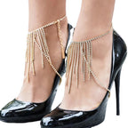 Cheville de chaussures à talons, ornée de franges et de brillants