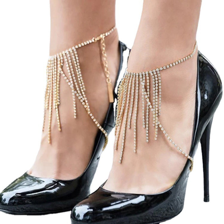 Cheville de chaussures à talons, ornée de franges et de brillants
