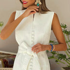 Robe ajustée sans manches texturée en blanc avec ceinture, style décontracté chic