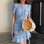 Robe courte en dentelle bleu clair à col rond et manches courtes pour mondaine élégante de la minorité française