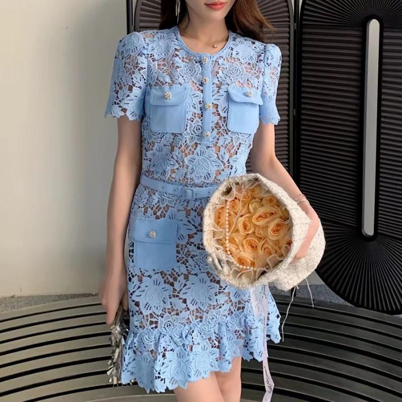 Robe courte en dentelle bleu clair à col rond et manches courtes pour mondaine élégante de la minorité française