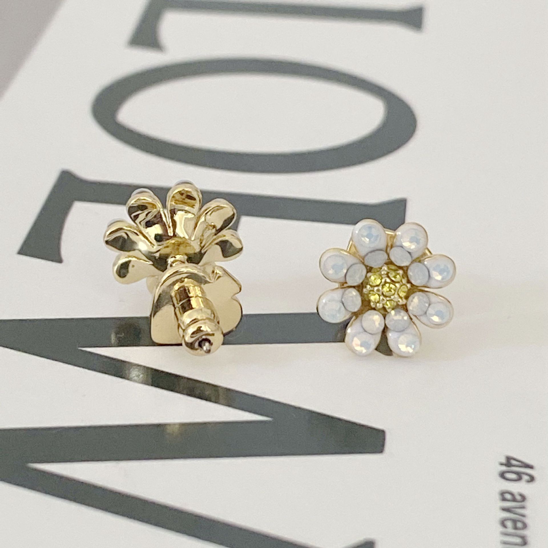 Boucles d'oreilles élégantes en forme de marguerite pour femmes, bijoux de mode, accessoires en cuivre plaqué or