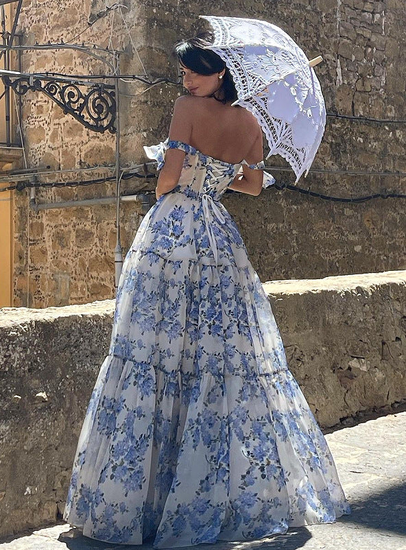 Robe en organza fleurie à épaules dénudées avec jupe longue et laçage. Main Image