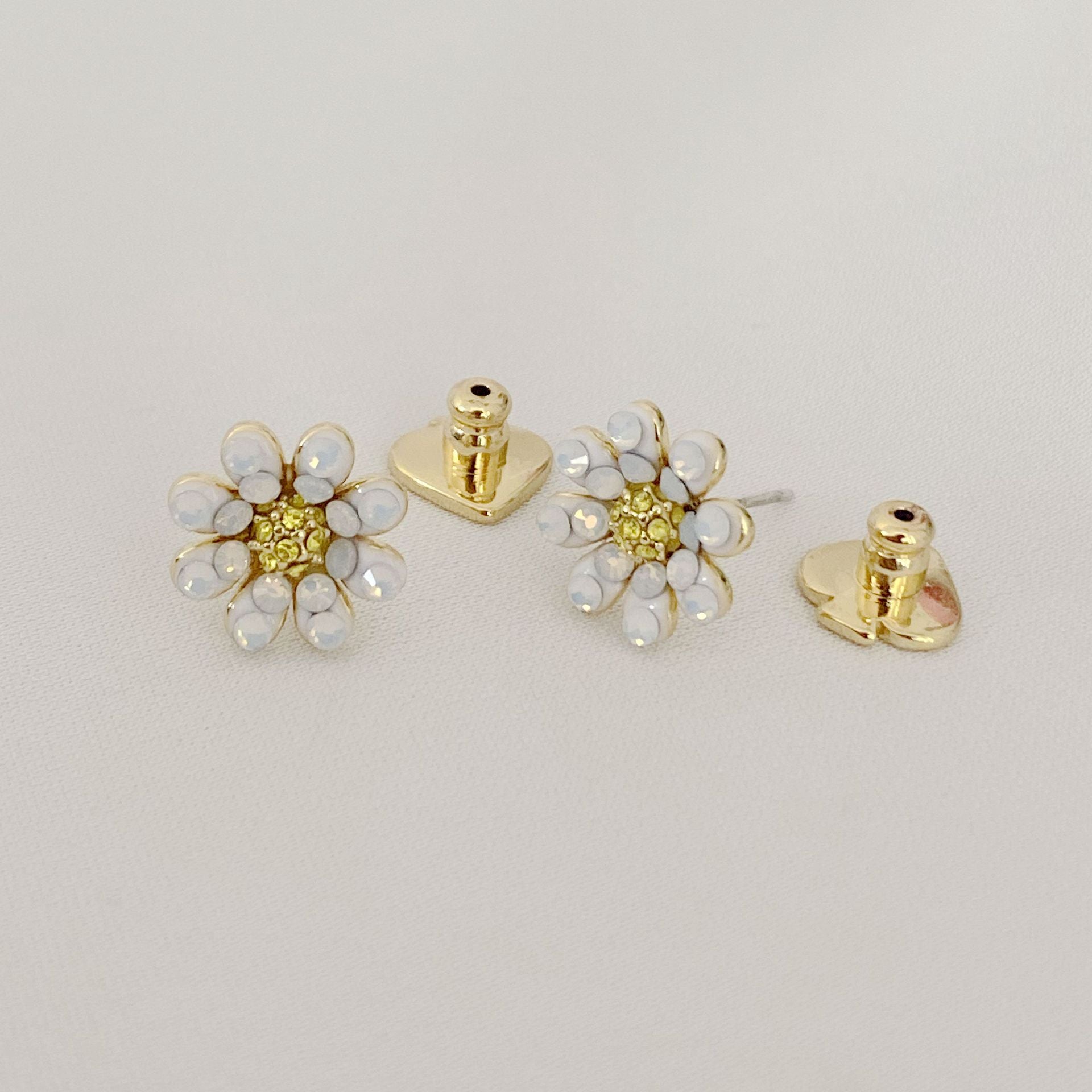 Boucles d'oreilles élégantes en forme de marguerite pour femmes, bijoux de mode, accessoires en cuivre plaqué or