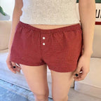 Shorts à carreaux rouges avec taille élastique et décoration de fermeture pour femmes