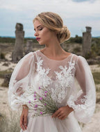 Robe de mariée une pièce brodée en gaze à col rond