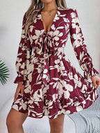 Robe trapèze à manches longues à ourlet festonné et imprimé floral pour femme