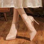 Escarpins en cuir à brides cheville et talons aiguilles