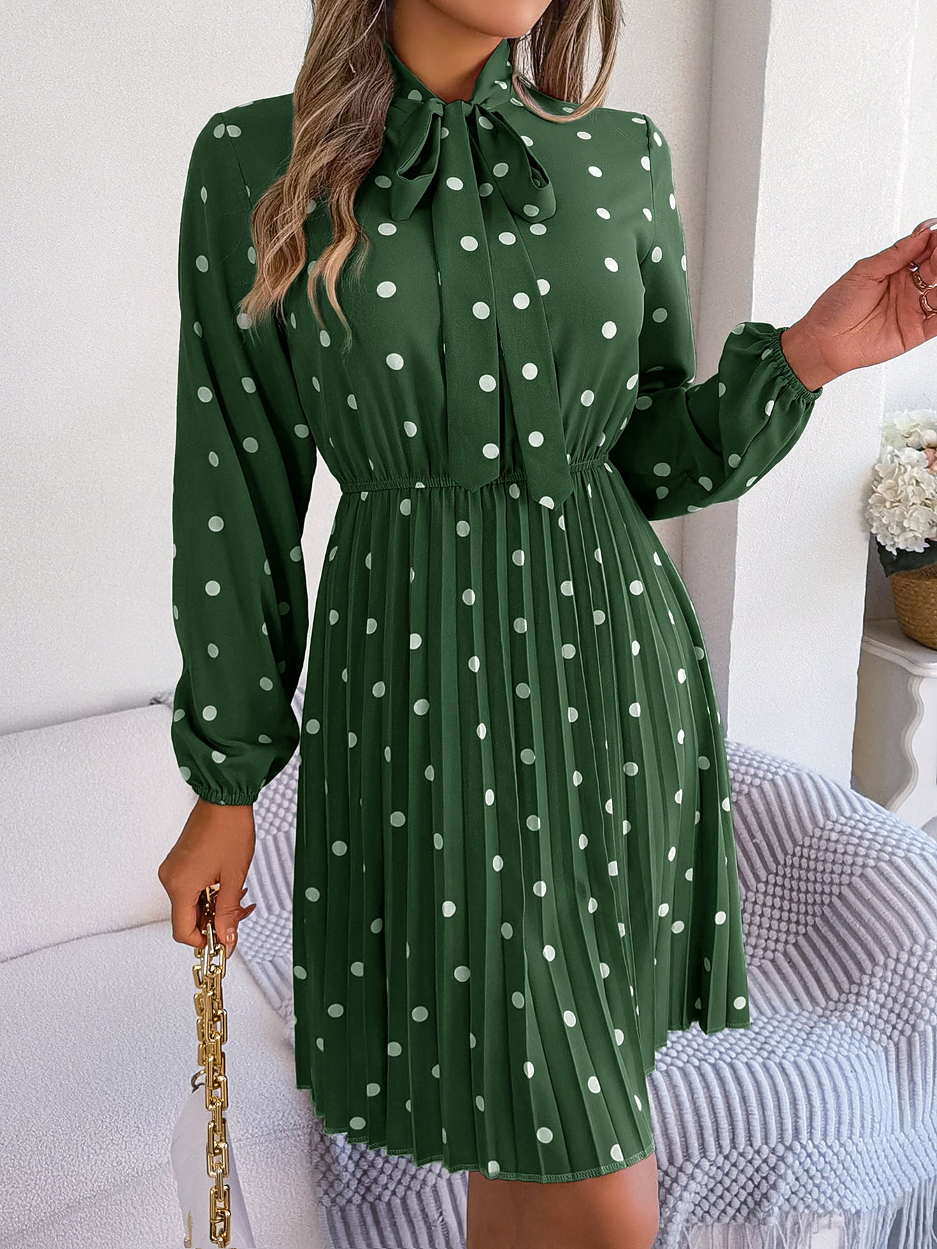 Robe longue plissée à pois et taille nouée à manches longues pour femme