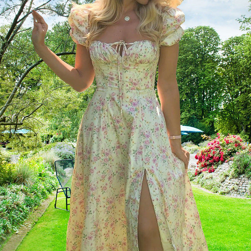 Robe à fines bretelles fleurie moulante pour femme