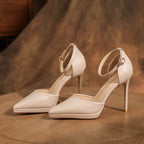 Escarpins en cuir à brides cheville et talons aiguilles