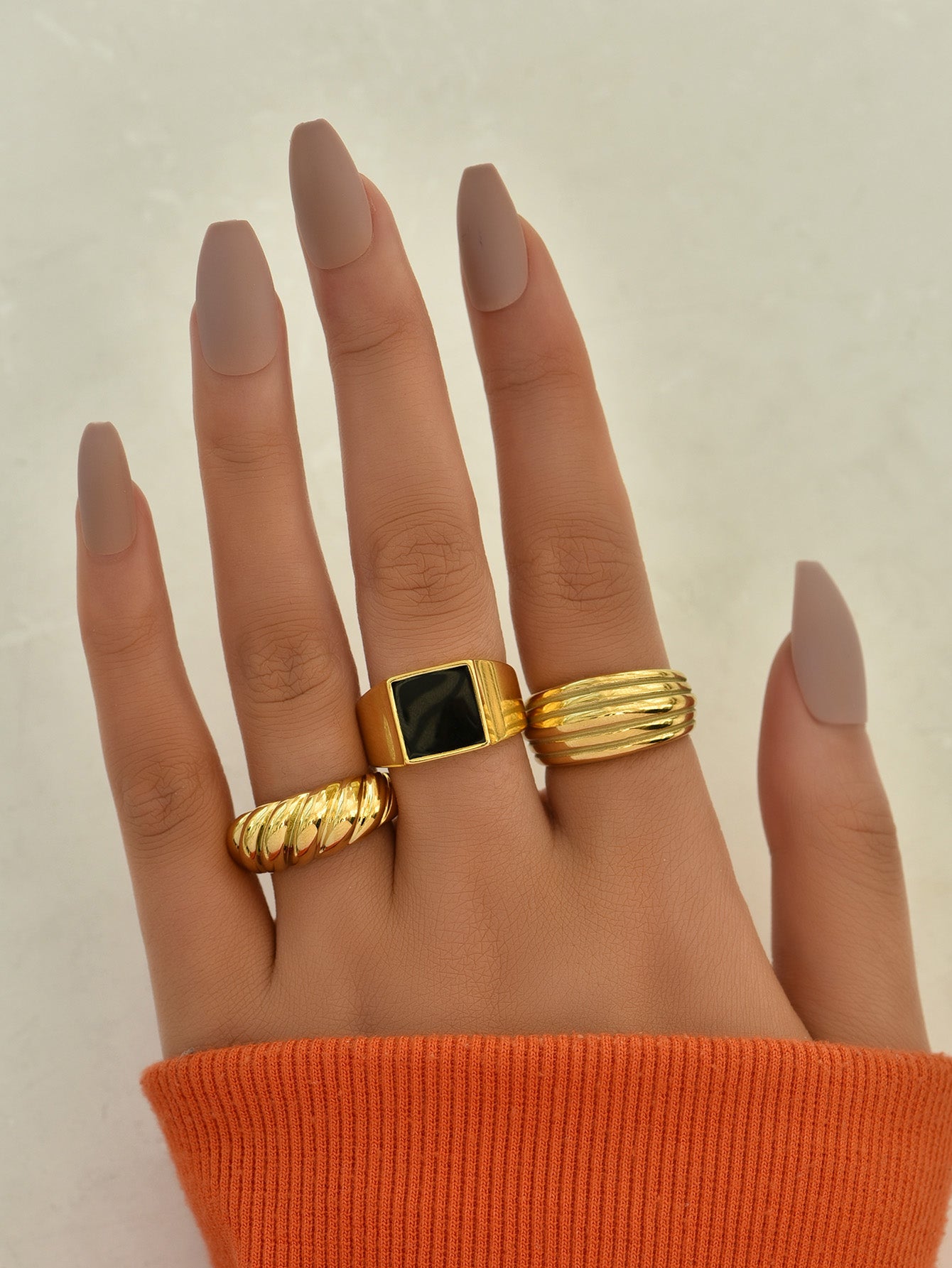 Filles créatives portent des bagues à la mode tendance en alliage