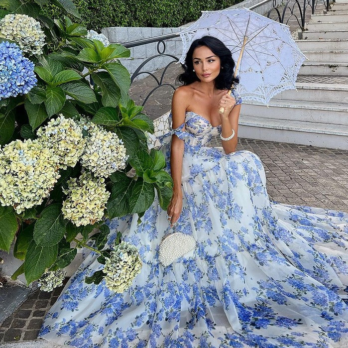 Robe en organza fleurie à épaules dénudées avec jupe longue et laçage.