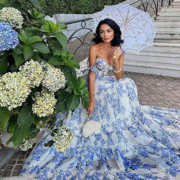 Robe en organza fleurie à épaules dénudées avec jupe longue et laçage.