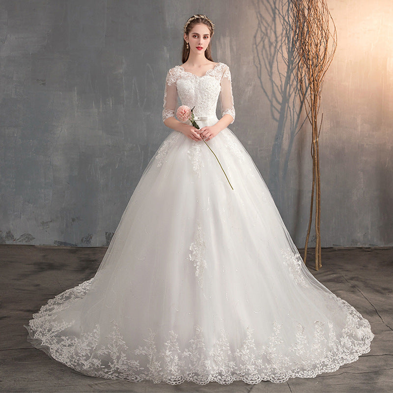 Robe de mariée, traîne, décolleté en V profond, dentelle