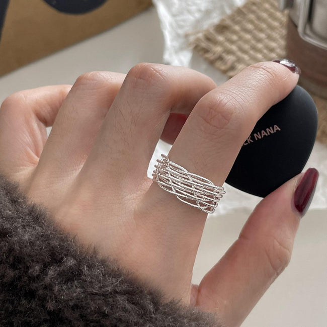Bagues haut de gamme en argent S925 pour femme, design de niche minimaliste, bijoux de luxe vintage inaltérables Hover Image