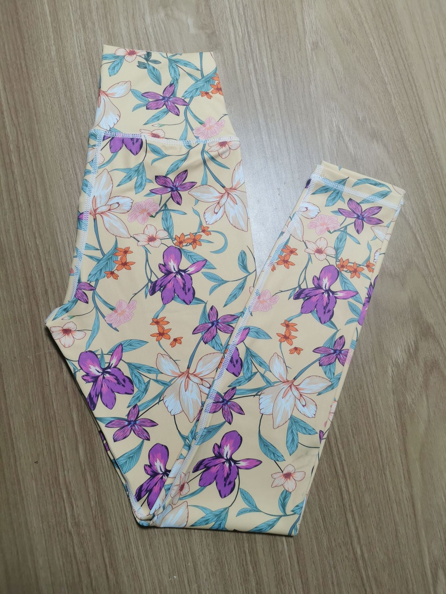 Ensemble de yoga imprimé coloré pour femme avec débardeur et coussinet de poitrine