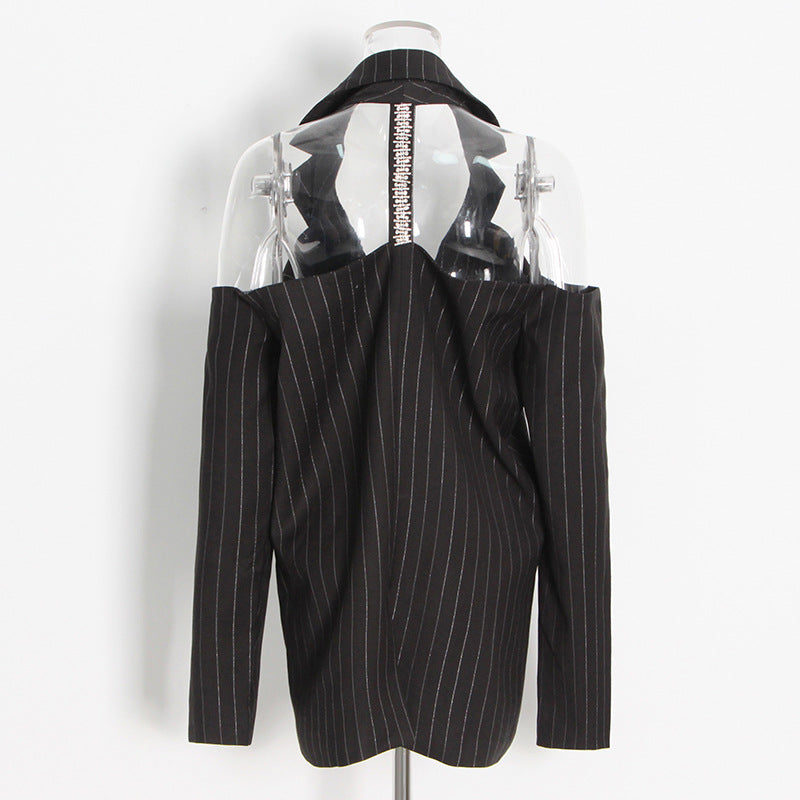 Blazer tendance à épaules dénudées et strass au dos