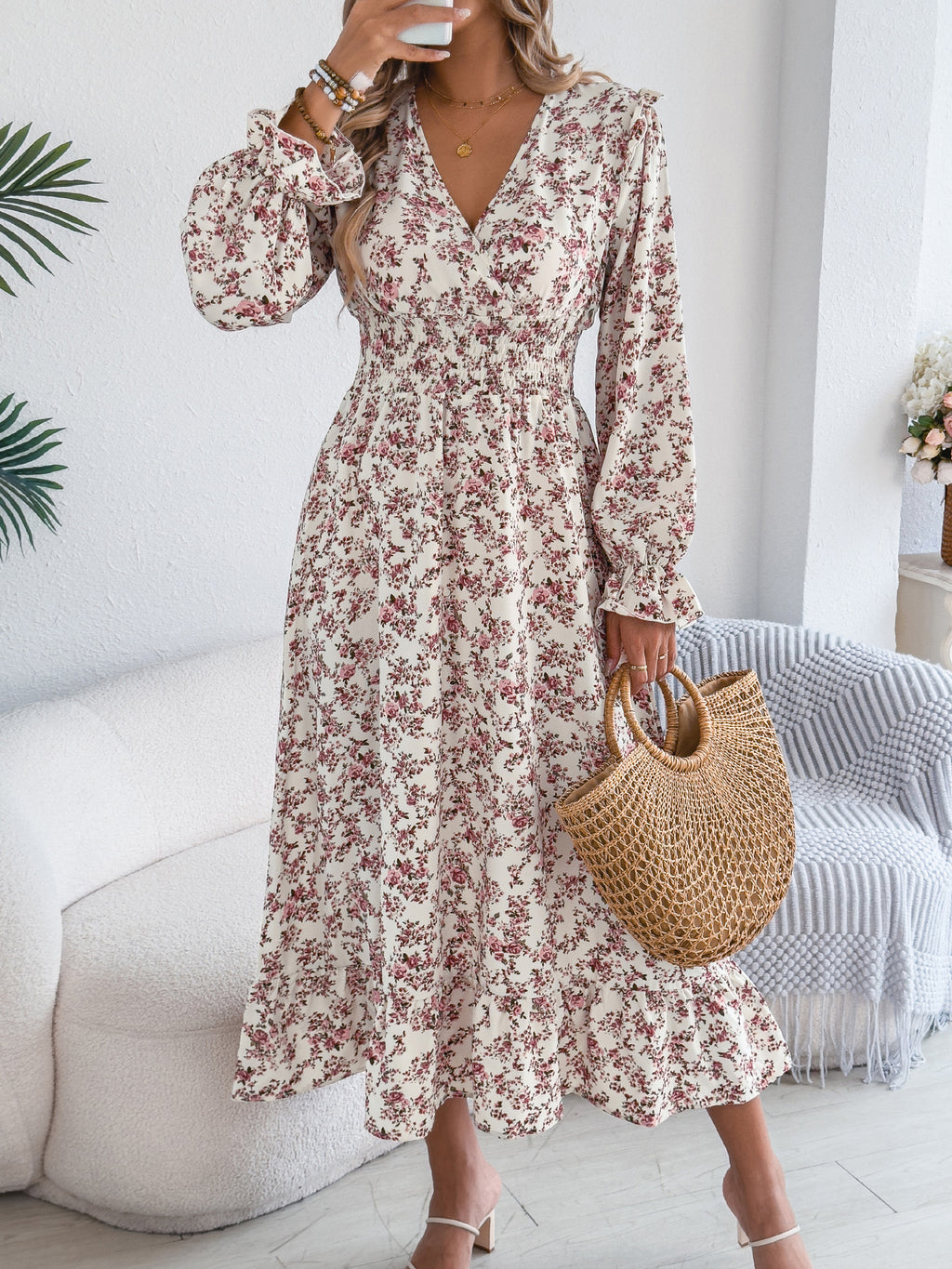 Robe longue élégante à col en V croisé avec motif floral, taille ajustée et ourlet à volants pour femme