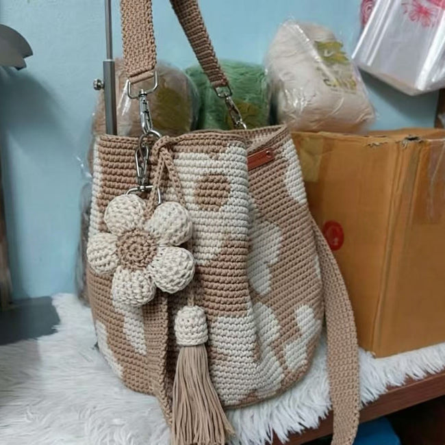Sac fourre-tout fleuri crocheté à la main pour femmes Hover Image