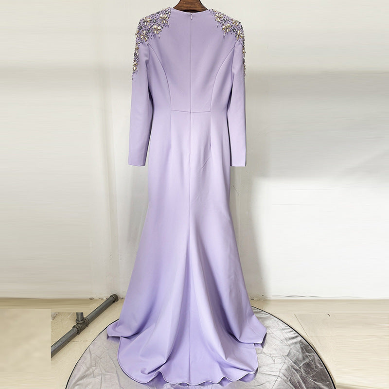 Robe à traîne courte fendue sur le devant, ornée de perles industrielles et de diamants