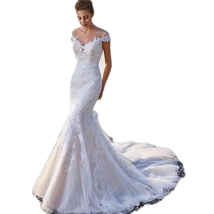 Robe de mariée sirène de princesse, blanche, traînante, transparente, dos nu, en dentelle