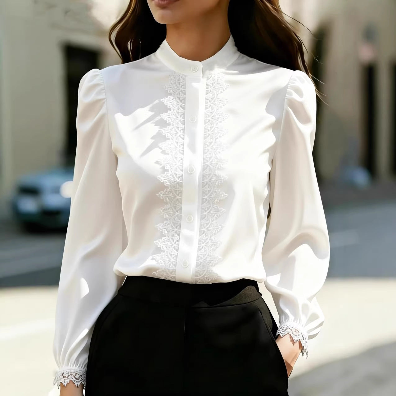 Haut chemise en satin avec patchwork de dentelle et col montant pour femme