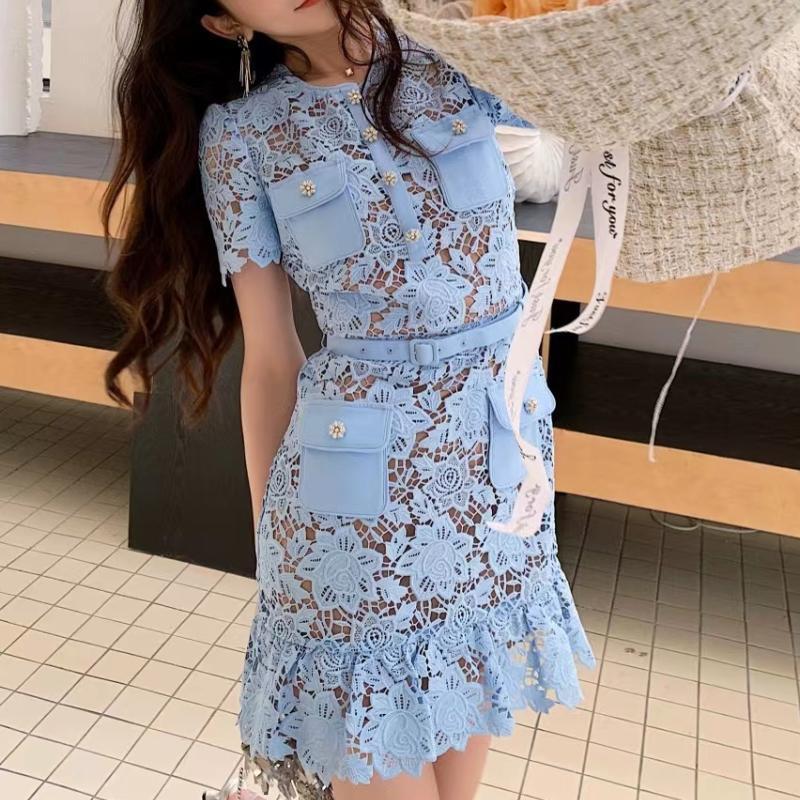 Robe courte en dentelle bleu clair à col rond et manches courtes pour mondaine élégante de la minorité française
