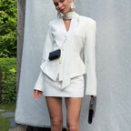 Ensemble deux pièces jupe fourreau et veste de costume cintrée à col roulé, décolleté en V et manches longues