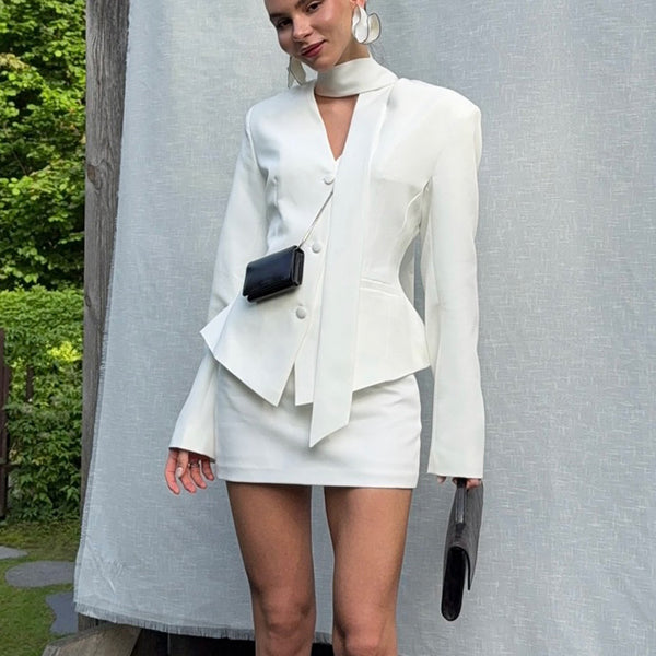 Ensemble deux pièces jupe fourreau et veste de costume cintrée à col roulé, décolleté en V et manches longues