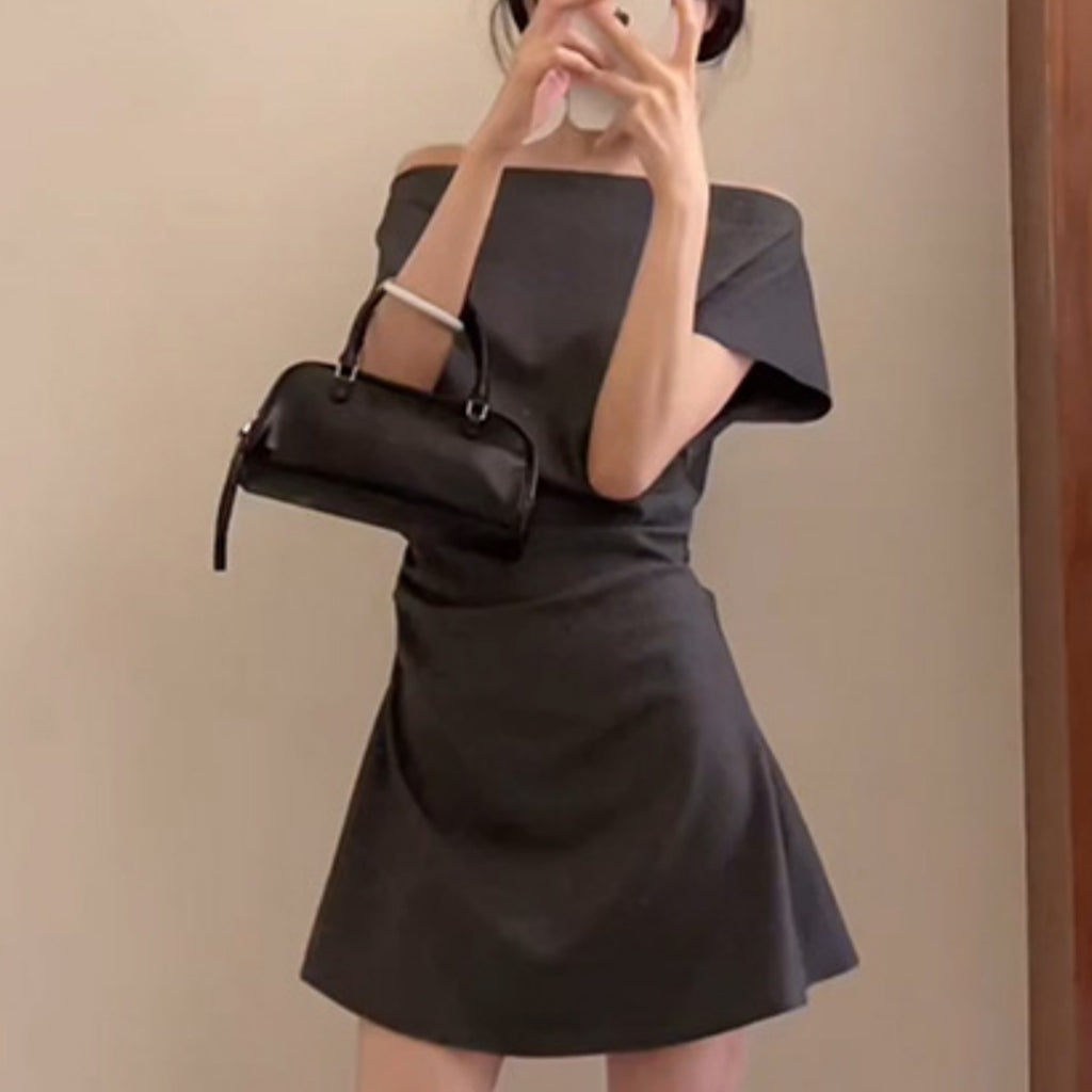 Robe courte gris haut de gamme avec col dégagé et manches courtes