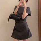 Robe courte gris haut de gamme avec col dégagé et manches courtes