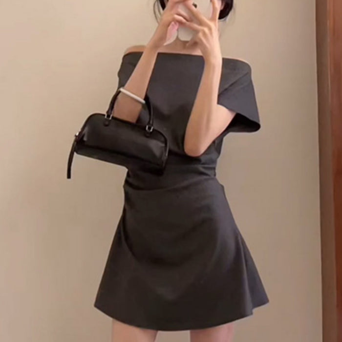 Robe courte gris haut de gamme avec col dégagé et manches courtes