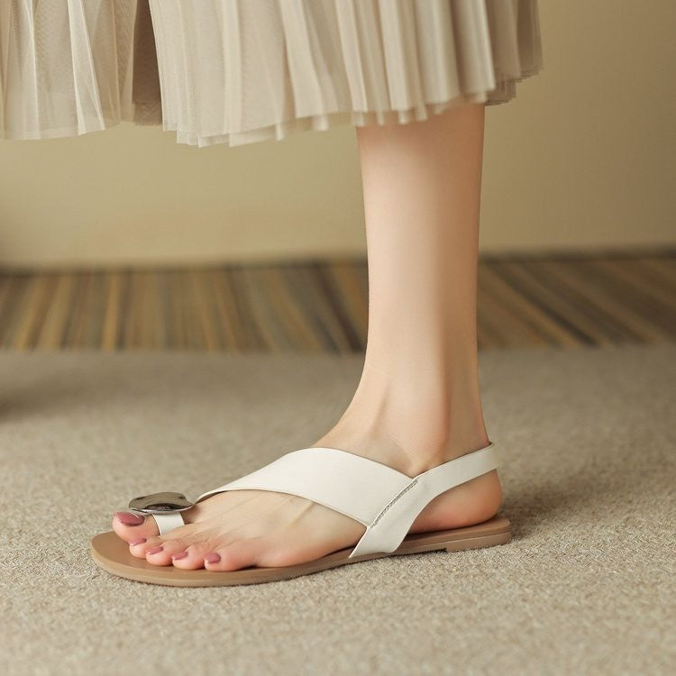 Sandales plates françaises décontractées à boucle tout-terrain pour femme avec bout couvert