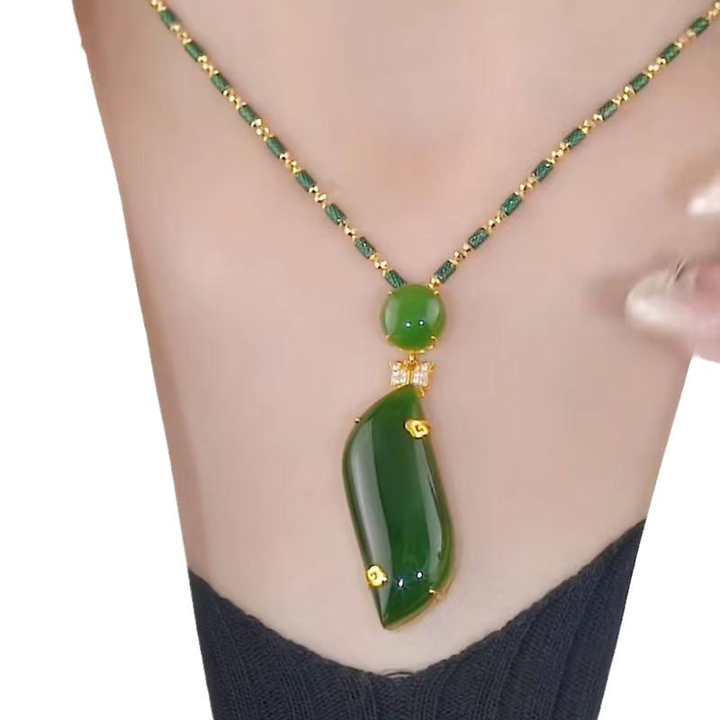 Les colliers sont des bijoux abordables, luxueux et à la mode pour les femmes.